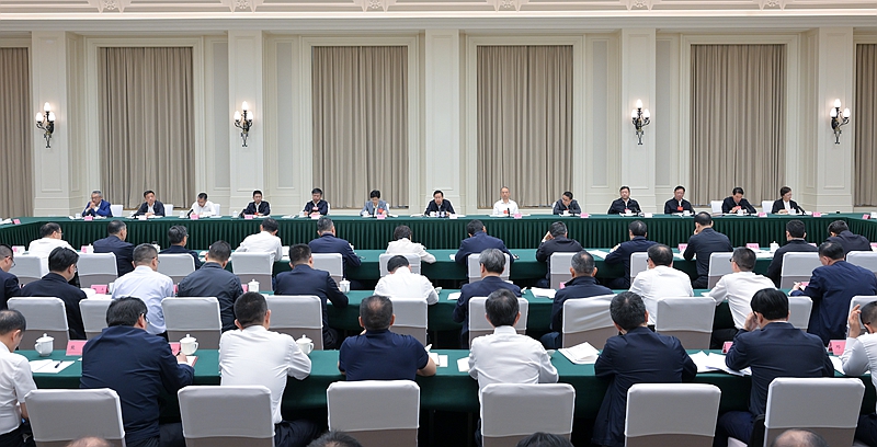 王曉暉在省級領導干部黨紀學習教育讀書班上強調(diào)
堅持從學紀入手抓好黨紀學習教育
切實做到學紀知紀明紀守紀
黃強施小琳參加「相關圖片」